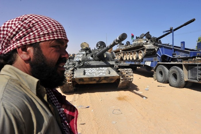 Xe tăng của NTC đang tiến về phía Sirte ngày 27/9/2011